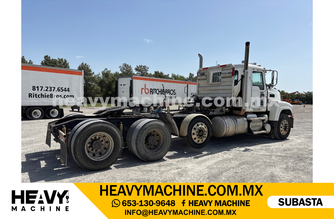 Camión Day Cab 2013 MACK CHU613 8x4