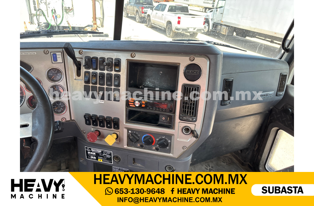 Camión Day Cab 2013 MACK CHU613 8x4