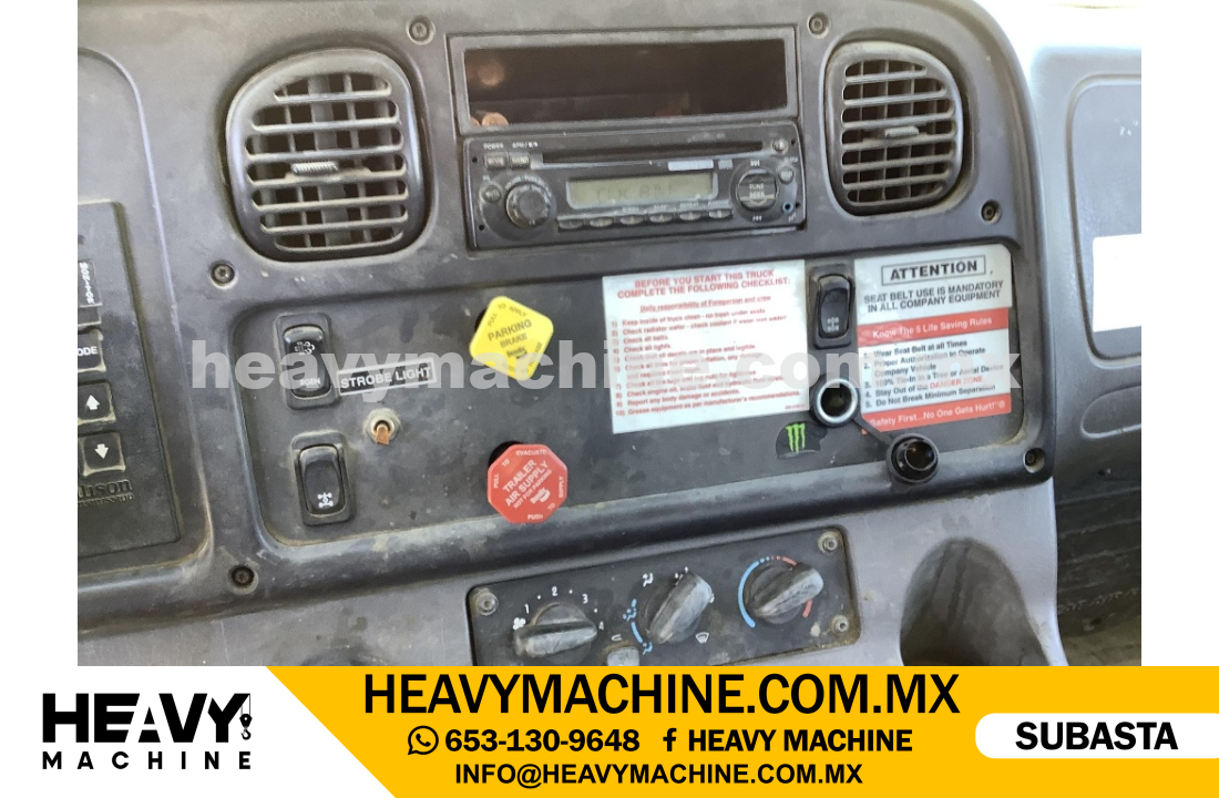 Grúa Articulada 2013 FREIGHTLINER M2106