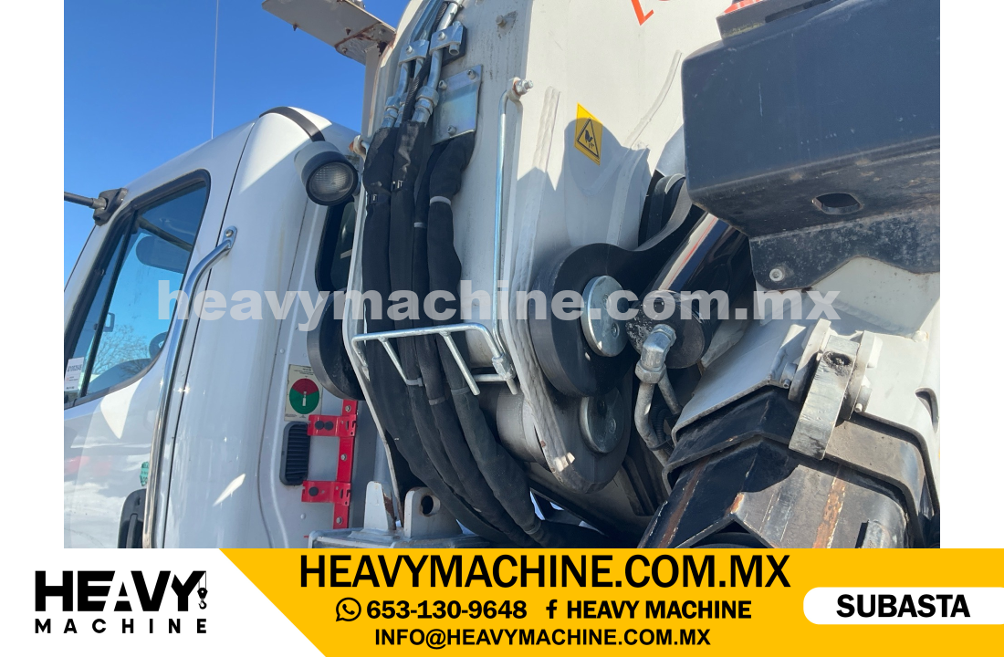 Grúa Articulada 2014 FREIGHTLINER M2106