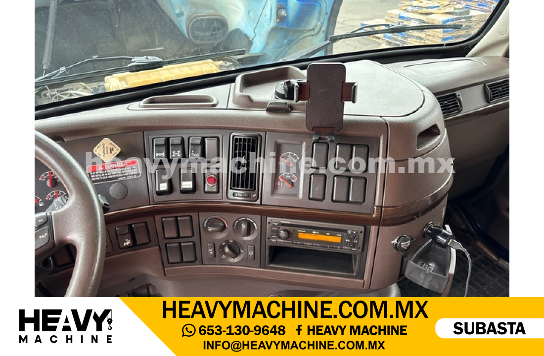 Grúa Articulada 2014 VOLVO VHD