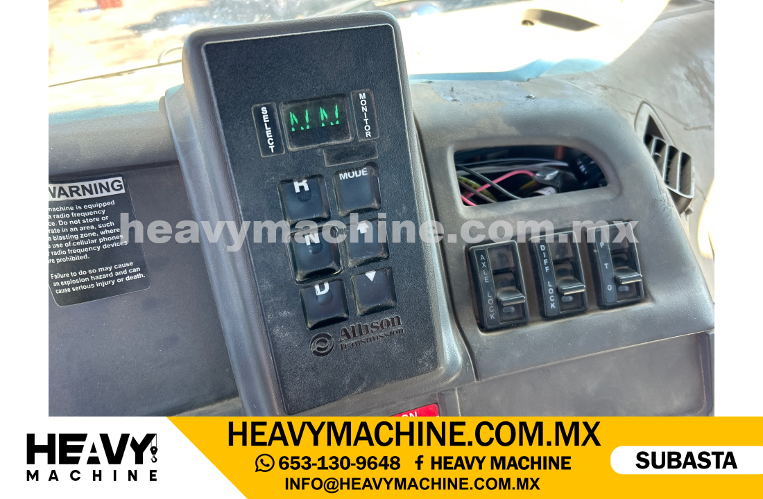 Grúa Titán 2007 STERLING L9500