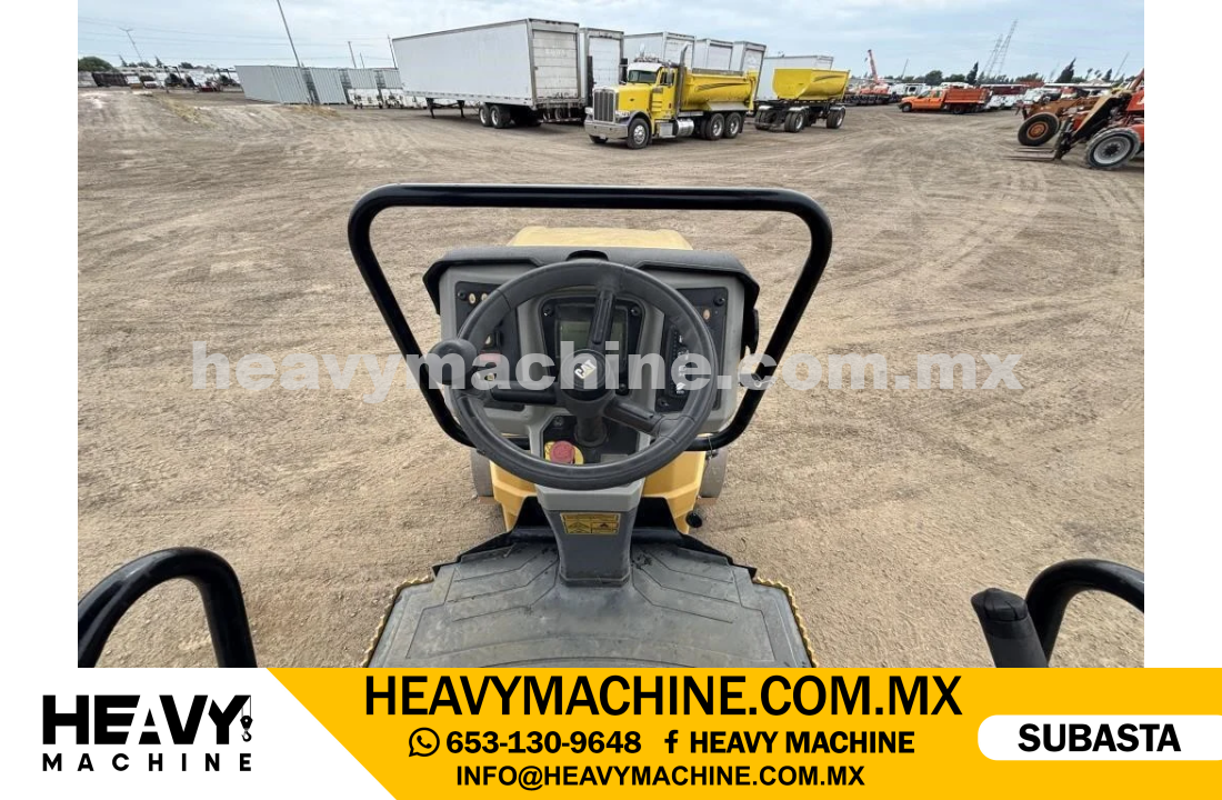 Maquinaria Pesada Compactadora 2002 CAT CB24B