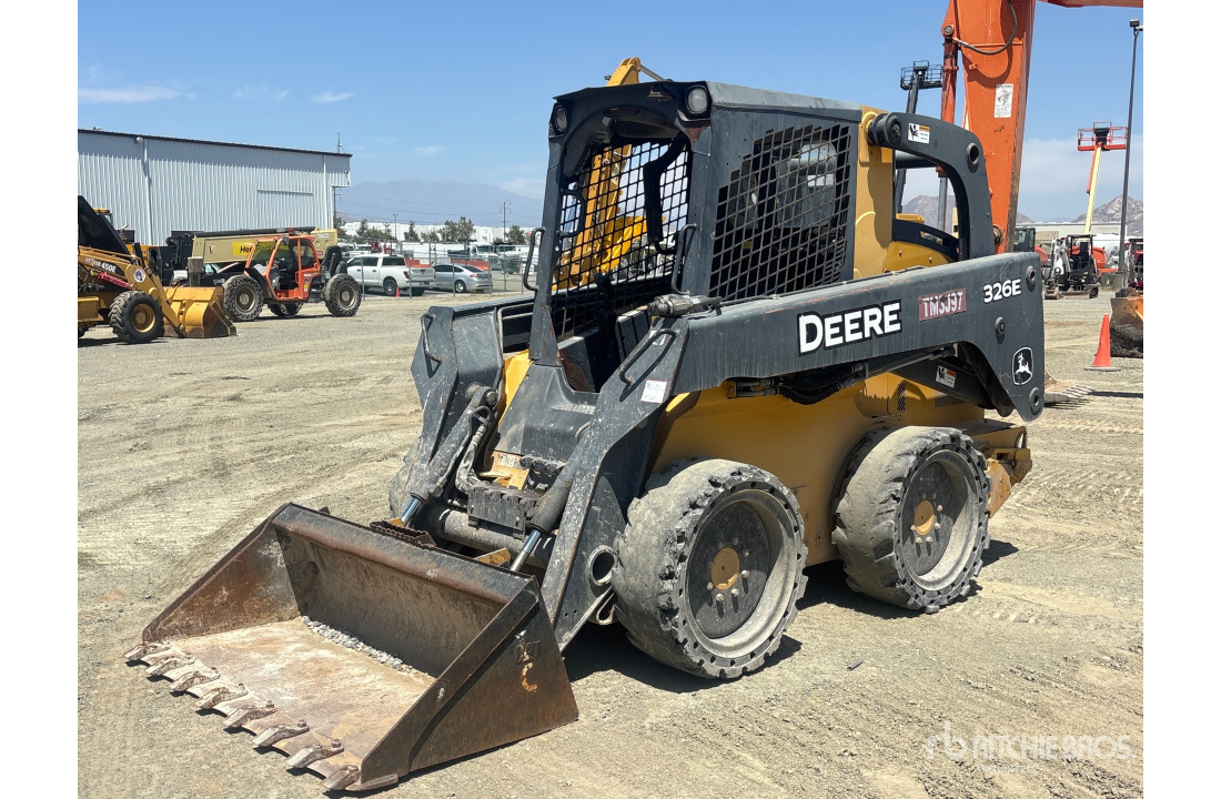 JOHN DEERE 326E 2015